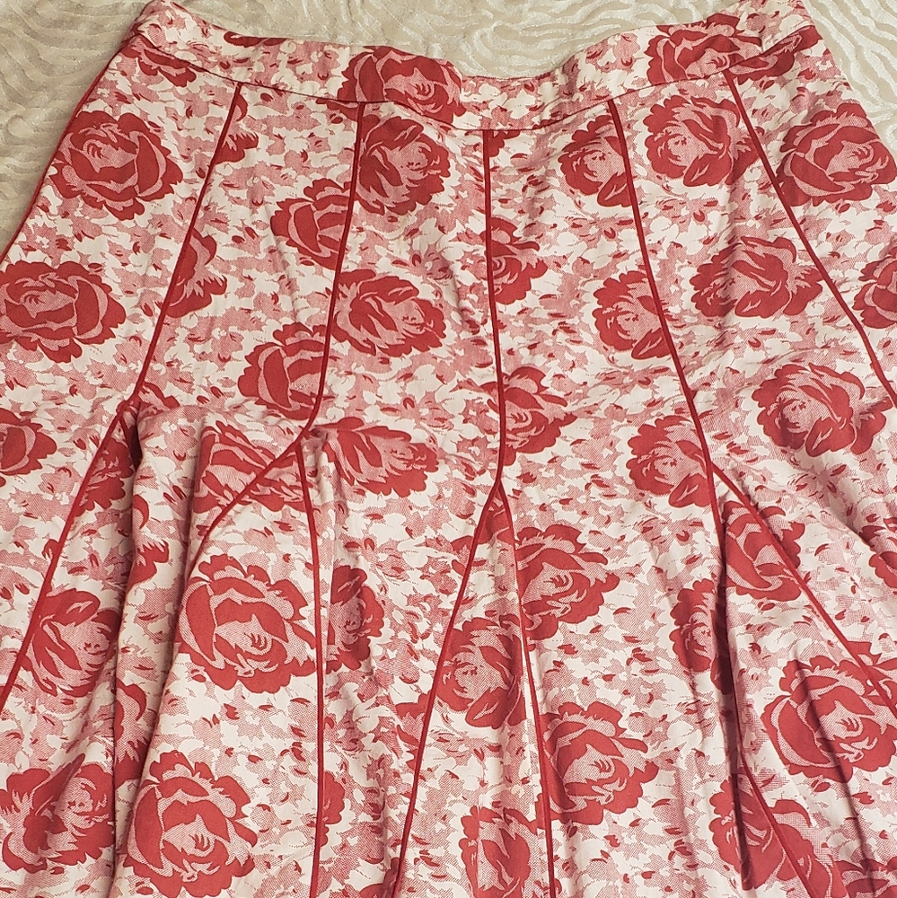 VIOLA  rose skirt, pleats, side zip. Size 4.